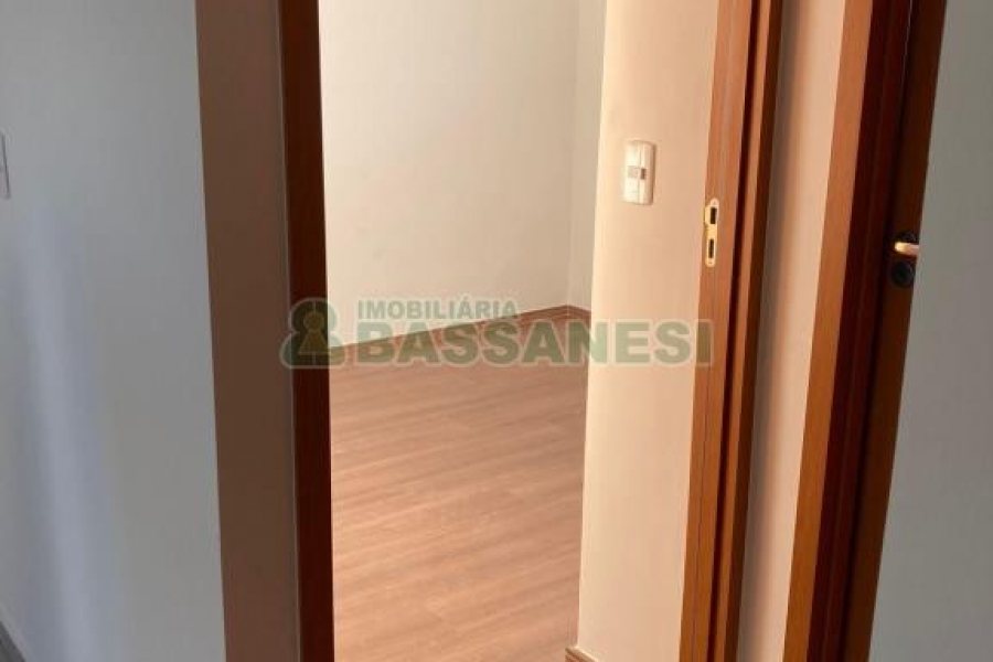 Apartamento com 47m², 2 dormitórios, 1 vaga, no bairro Desvio Rizzo em Caxias do Sul para Alugar