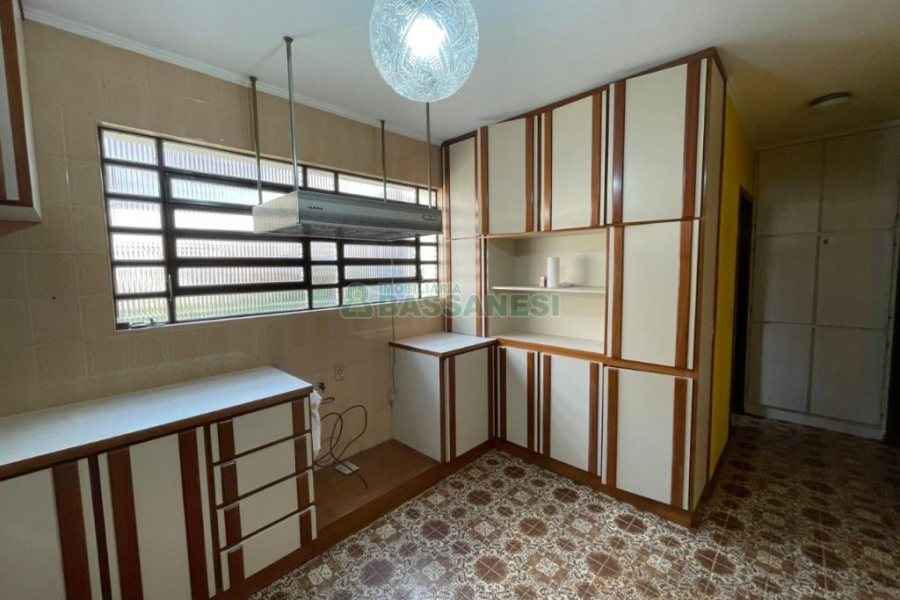 Casa com 200m², 4 dormitórios, 1 vaga, no bairro Nossa Senhora de Lourdes em Caxias do Sul para Comprar