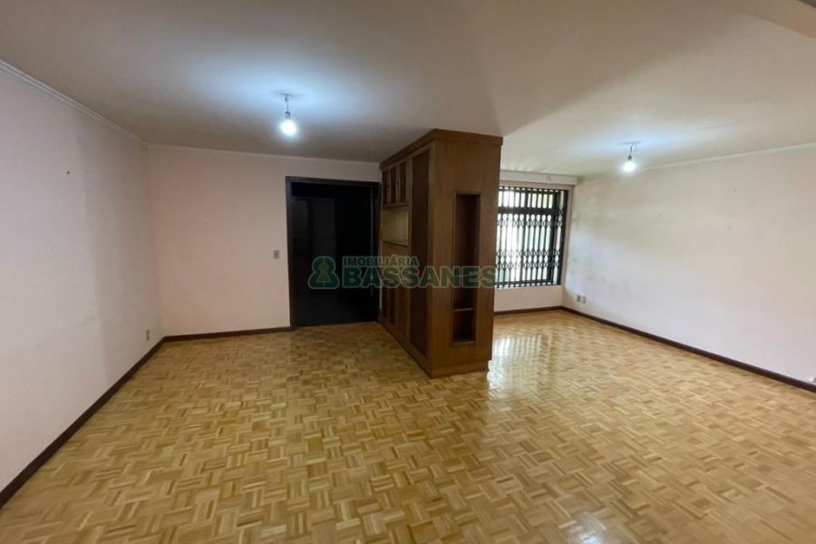 Casa com 200m², 4 dormitórios, 1 vaga, no bairro Nossa Senhora de Lourdes em Caxias do Sul para Comprar