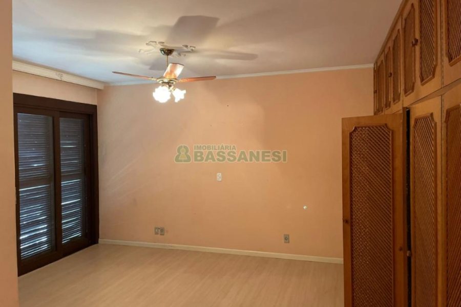 Casa com 200m², 4 dormitórios, 1 vaga, no bairro Nossa Senhora de Lourdes em Caxias do Sul para Comprar