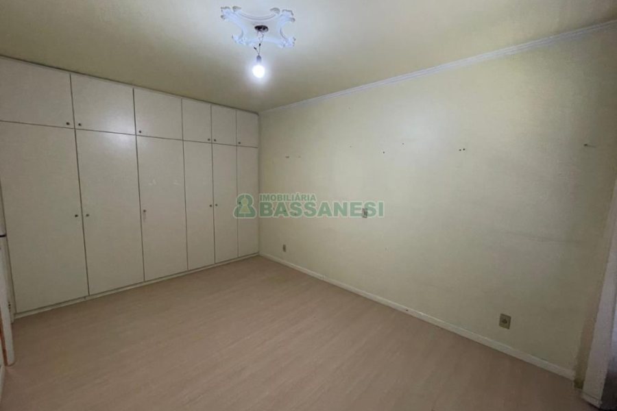 Casa com 200m², 4 dormitórios, 1 vaga, no bairro Nossa Senhora de Lourdes em Caxias do Sul para Comprar