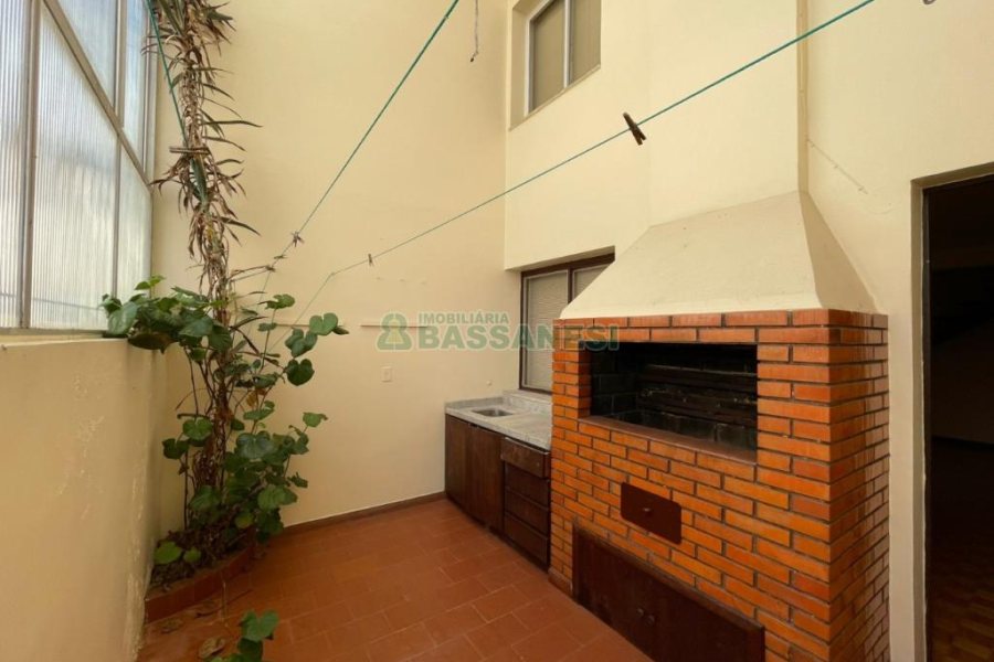 Casa com 200m², 4 dormitórios, 1 vaga, no bairro Nossa Senhora de Lourdes em Caxias do Sul para Comprar