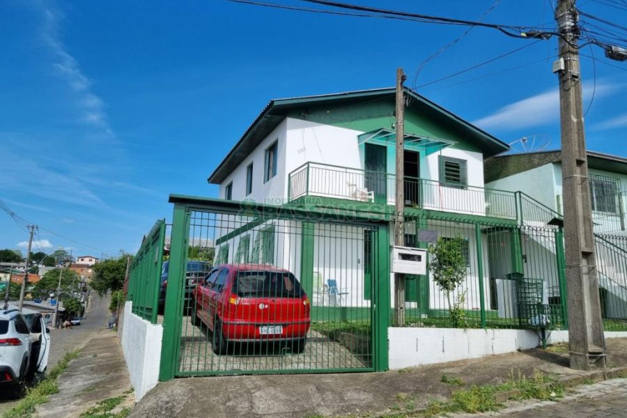 Casa com 145m², 6 dormitórios, 1 vaga, no bairro Serrano em Caxias do Sul para Comprar