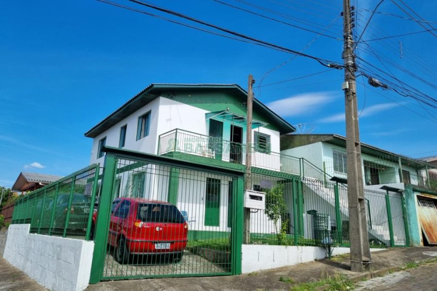 Casa com 145m², 6 dormitórios, 1 vaga, no bairro Serrano em Caxias do Sul para Comprar