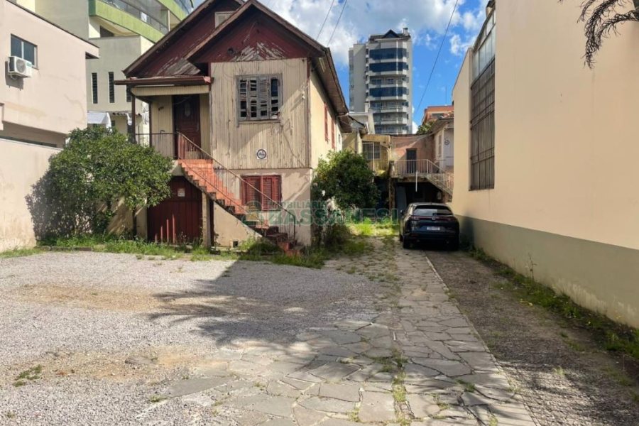 Terreno com 680m², no bairro Nossa Senhora de Lourdes em Caxias do Sul para Comprar