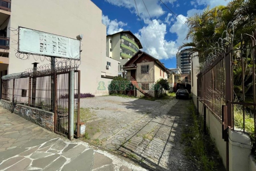 Terreno com 680m², no bairro Nossa Senhora de Lourdes em Caxias do Sul para Comprar