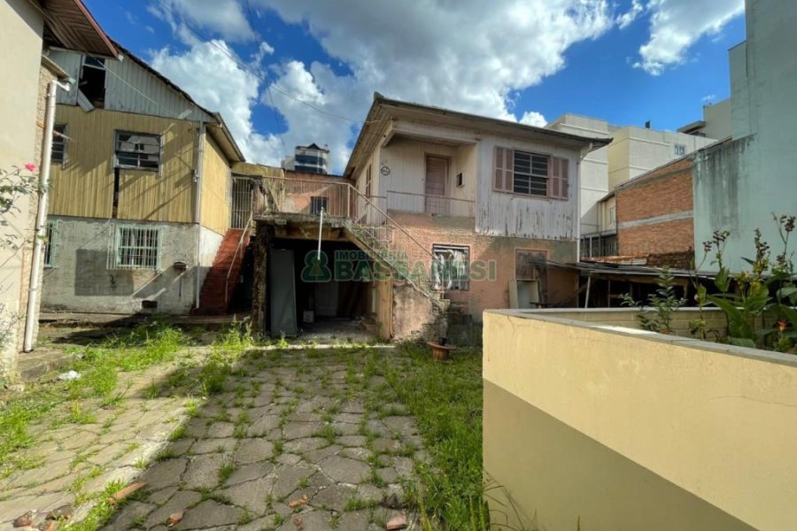Terreno com 680m², no bairro Nossa Senhora de Lourdes em Caxias do Sul para Comprar
