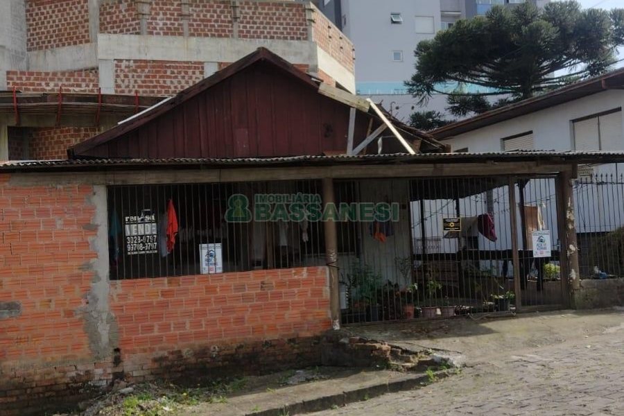 Casa com 290m², 2 dormitórios, no bairro Sagrada Família em Caxias do Sul para Comprar