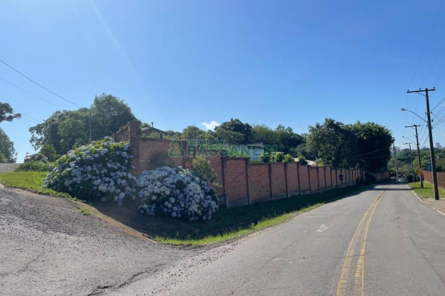 Terreno com 1271m², no bairro São Virgílio em Caxias do Sul para Comprar