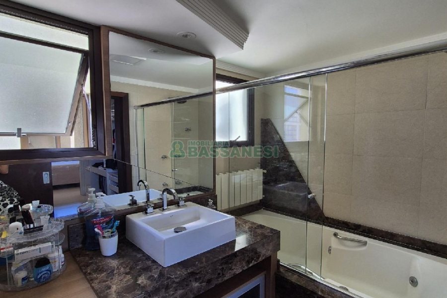 Apto Mobiliado com 160m², 3 dormitórios, 2 vagas, no bairro São Pelegrino em Caxias do Sul para Alugar