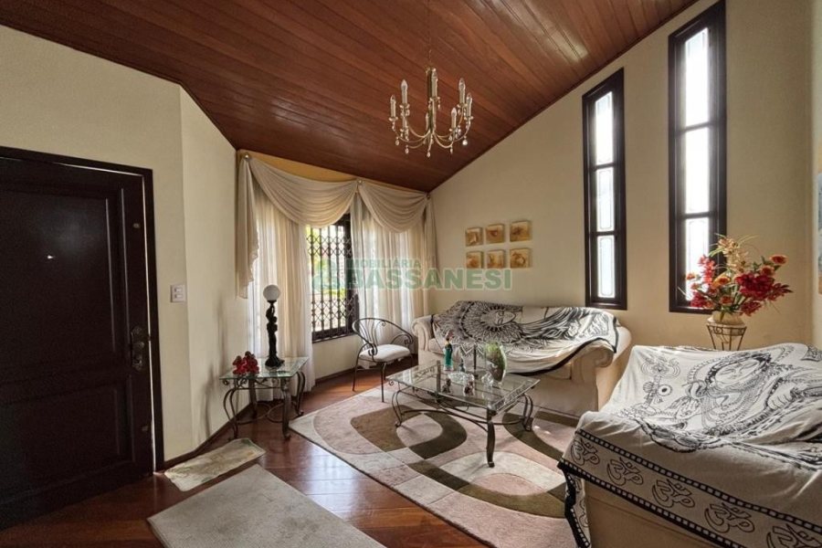 Casa com 383m², 4 dormitórios, 2 vagas, no bairro Bela Vista em Caxias do Sul para Comprar