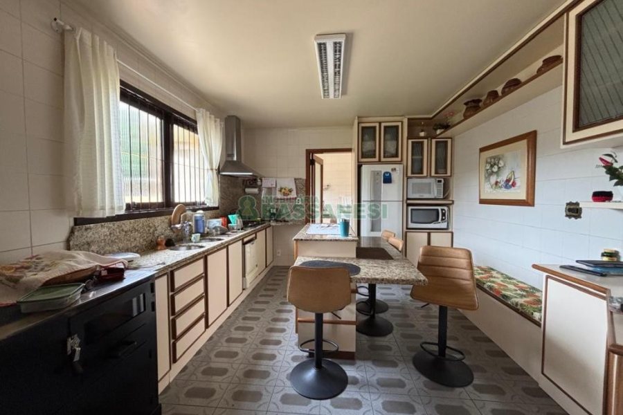 Casa com 383m², 4 dormitórios, 2 vagas, no bairro Bela Vista em Caxias do Sul para Comprar