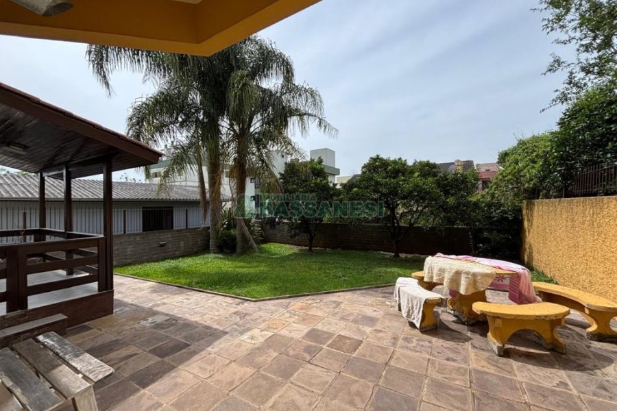 Casa com 383m², 4 dormitórios, 2 vagas, no bairro Bela Vista em Caxias do Sul para Comprar