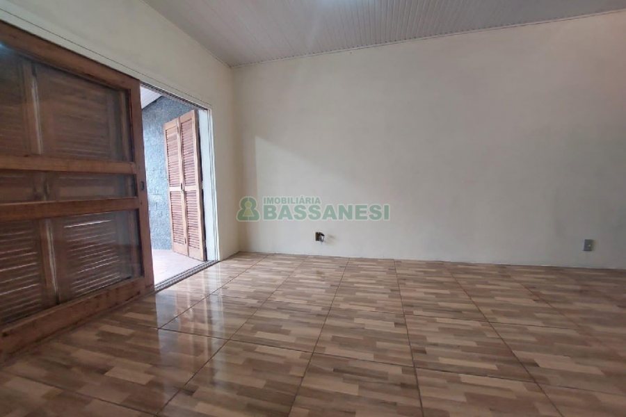 Casa com 90m², 2 dormitórios, 2 vagas, no bairro Santa Corona em Caxias do Sul para Alugar