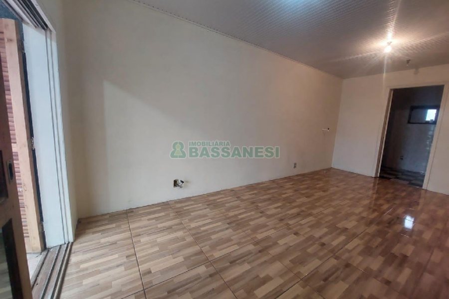 Casa com 90m², 2 dormitórios, 2 vagas, no bairro Santa Corona em Caxias do Sul para Alugar