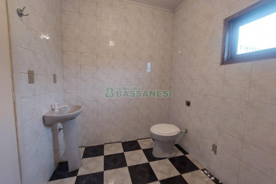 Casa com 90m², 2 dormitórios, 2 vagas, no bairro Santa Corona em Caxias do Sul para Alugar