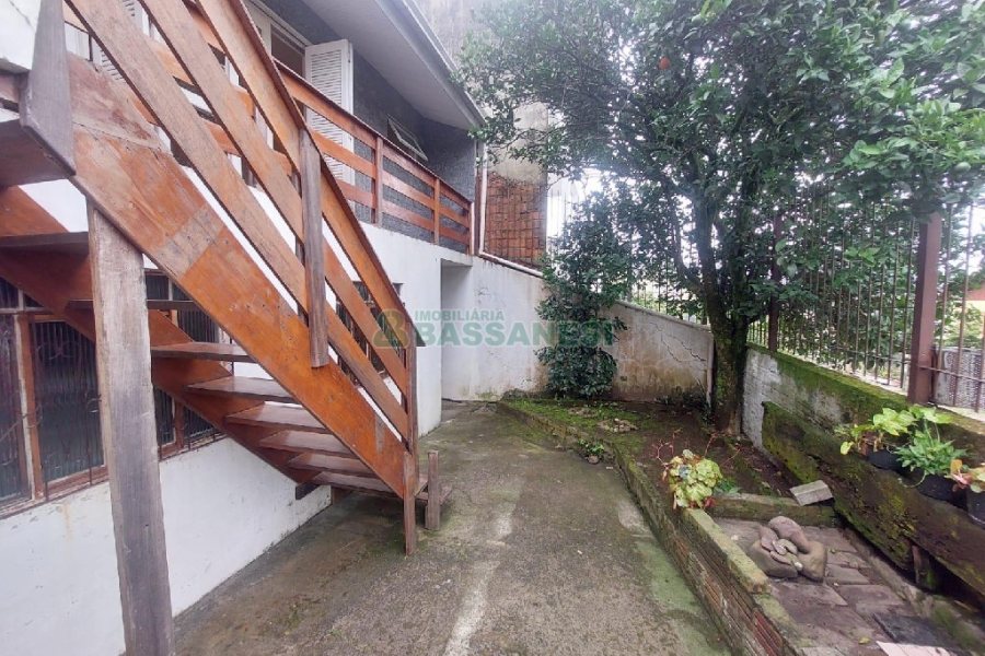 Casa com 90m², 2 dormitórios, 2 vagas, no bairro Santa Corona em Caxias do Sul para Alugar