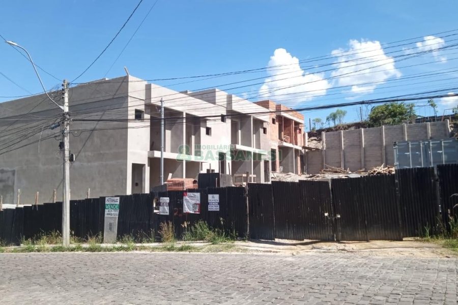 Sobrado com 54m², 3 dormitórios, 2 vagas, no bairro Cristo Redentor em Caxias do Sul para Comprar