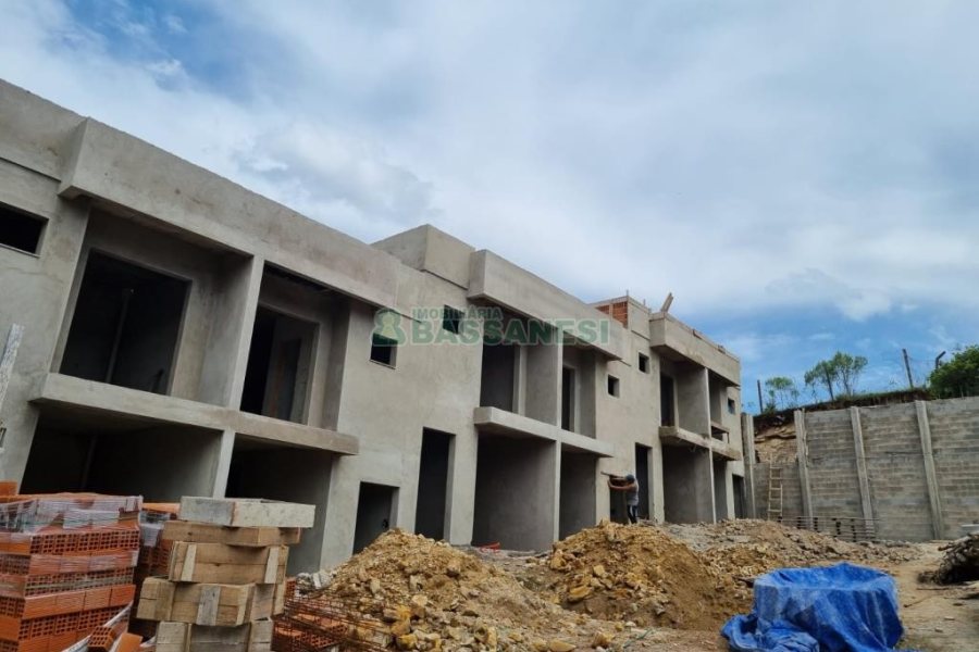 Sobrado com 54m², 3 dormitórios, 2 vagas, no bairro Cristo Redentor em Caxias do Sul para Comprar