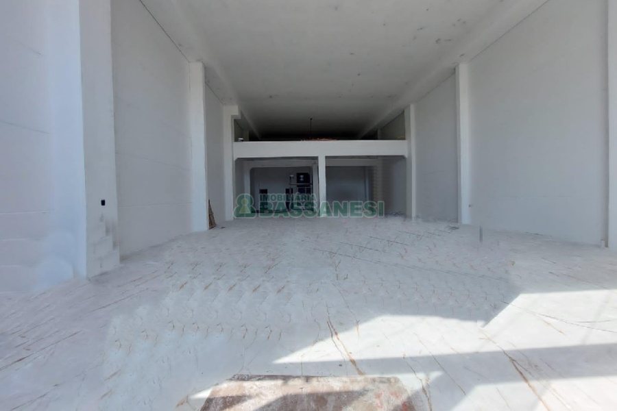 Loja com 500m², 6 vagas, no bairro Medianeira em Caxias do Sul para Alugar