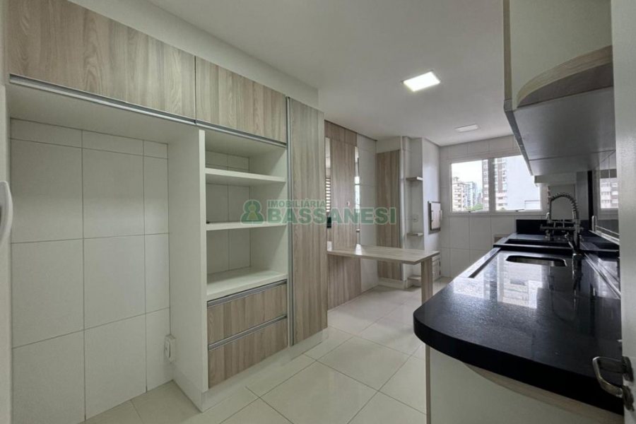 Apartamento com 120m², 3 dormitórios, 2 vagas, no bairro Madureira em Caxias do Sul para Alugar