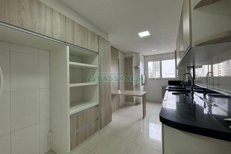 Apartamento com 120m², 3 dormitórios, 2 vagas, no bairro Madureira em Caxias do Sul para Alugar