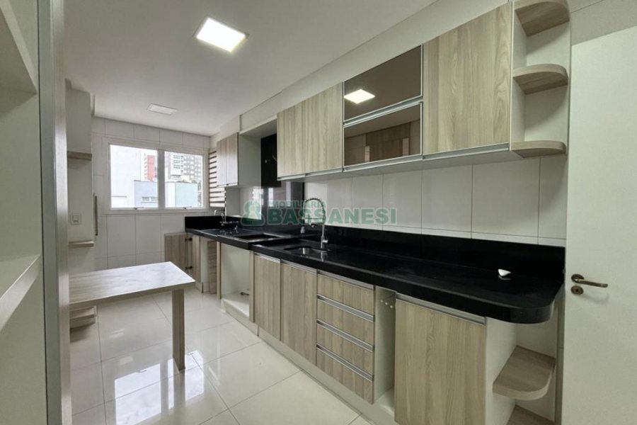 Apartamento com 120m², 3 dormitórios, 2 vagas, no bairro Madureira em Caxias do Sul para Alugar