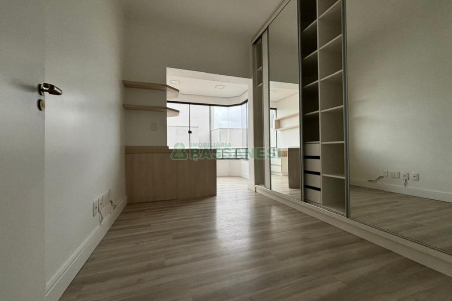 Apartamento com 120m², 3 dormitórios, 2 vagas, no bairro Madureira em Caxias do Sul para Alugar