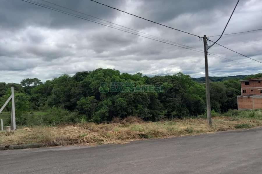 Terreno com 720m², no bairro Monte Bérico em Caxias do Sul para Comprar