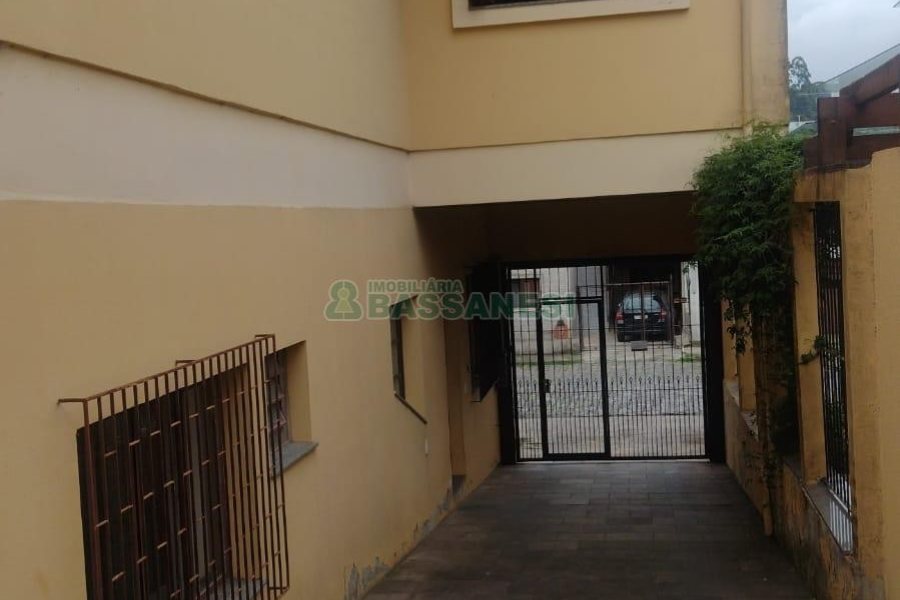 Casa com 297m², 4 dormitórios, 2 vagas, no bairro Medianeira em Caxias do Sul para Comprar