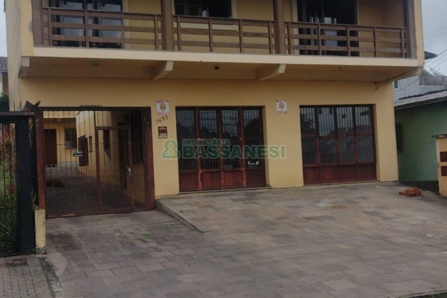 Casa com 297m², 4 dormitórios, 2 vagas, no bairro Medianeira em Caxias do Sul para Comprar