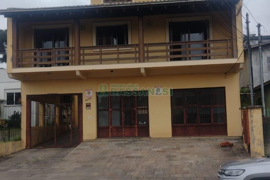 Casa com 297m², 4 dormitórios, 2 vagas, no bairro Medianeira em Caxias do Sul para Comprar