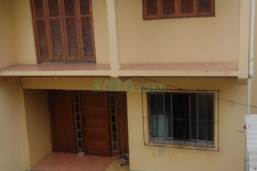 Casa com 297m², 4 dormitórios, 2 vagas, no bairro Medianeira em Caxias do Sul para Comprar