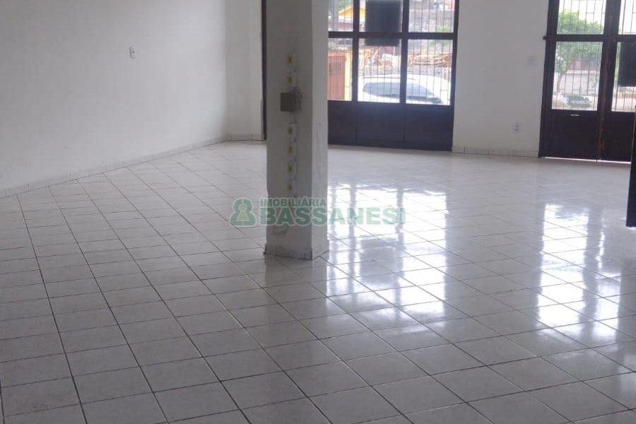 Casa com 297m², 4 dormitórios, 2 vagas, no bairro Medianeira em Caxias do Sul para Comprar