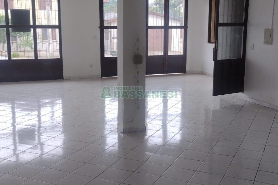 Casa com 297m², 4 dormitórios, 2 vagas, no bairro Medianeira em Caxias do Sul para Comprar