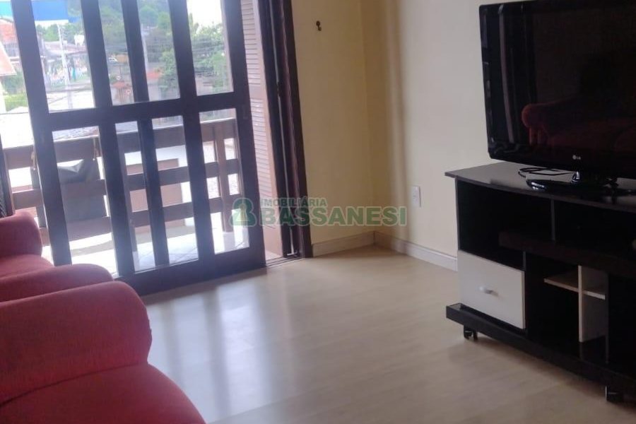 Casa com 297m², 4 dormitórios, 2 vagas, no bairro Medianeira em Caxias do Sul para Comprar