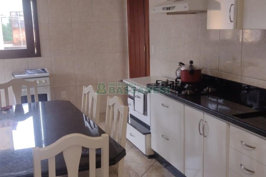 Casa com 297m², 4 dormitórios, 2 vagas, no bairro Medianeira em Caxias do Sul para Comprar
