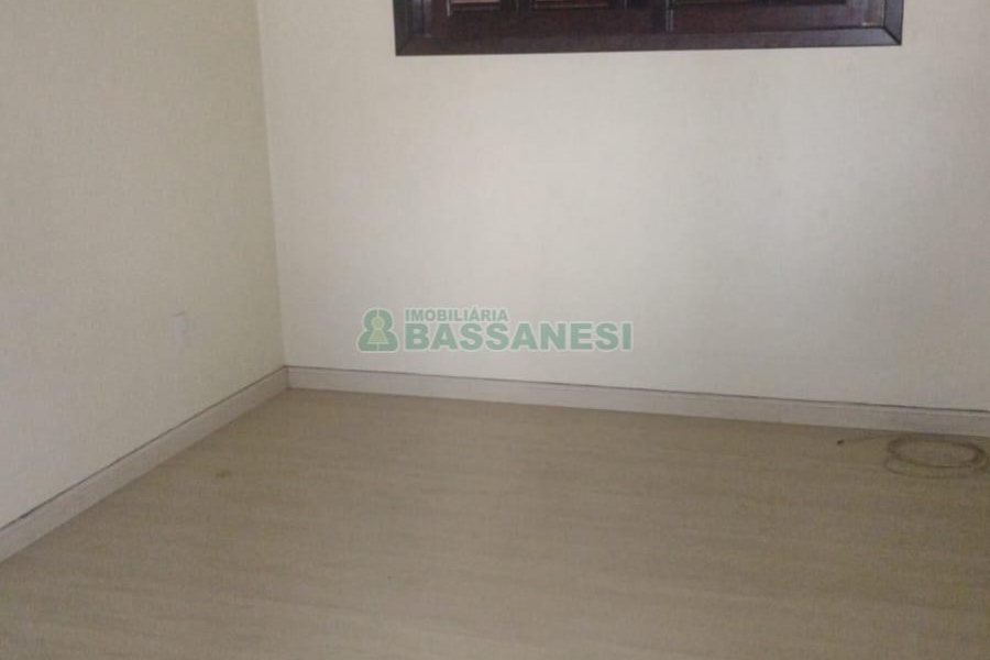 Casa com 297m², 4 dormitórios, 2 vagas, no bairro Medianeira em Caxias do Sul para Comprar