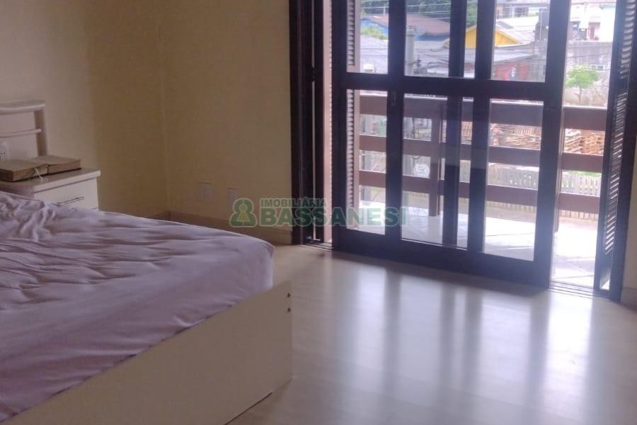 Casa com 297m², 4 dormitórios, 2 vagas, no bairro Medianeira em Caxias do Sul para Comprar