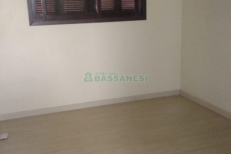 Casa com 297m², 4 dormitórios, 2 vagas, no bairro Medianeira em Caxias do Sul para Comprar