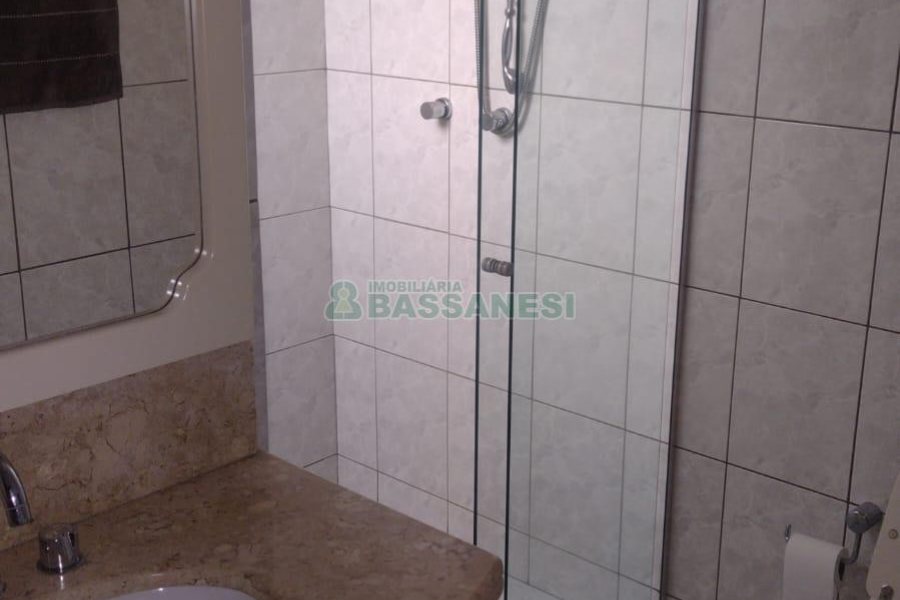 Casa com 297m², 4 dormitórios, 2 vagas, no bairro Medianeira em Caxias do Sul para Comprar