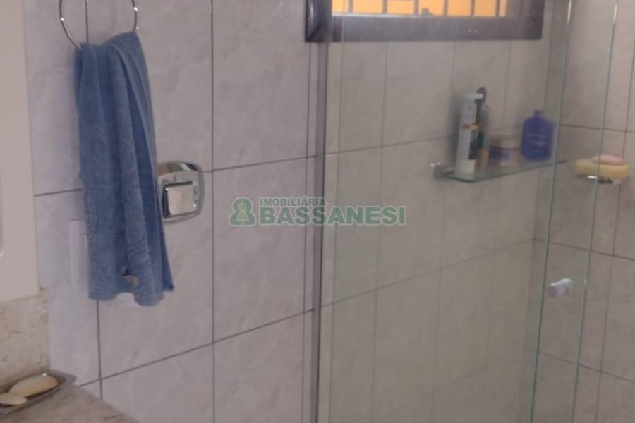Casa com 297m², 4 dormitórios, 2 vagas, no bairro Medianeira em Caxias do Sul para Comprar