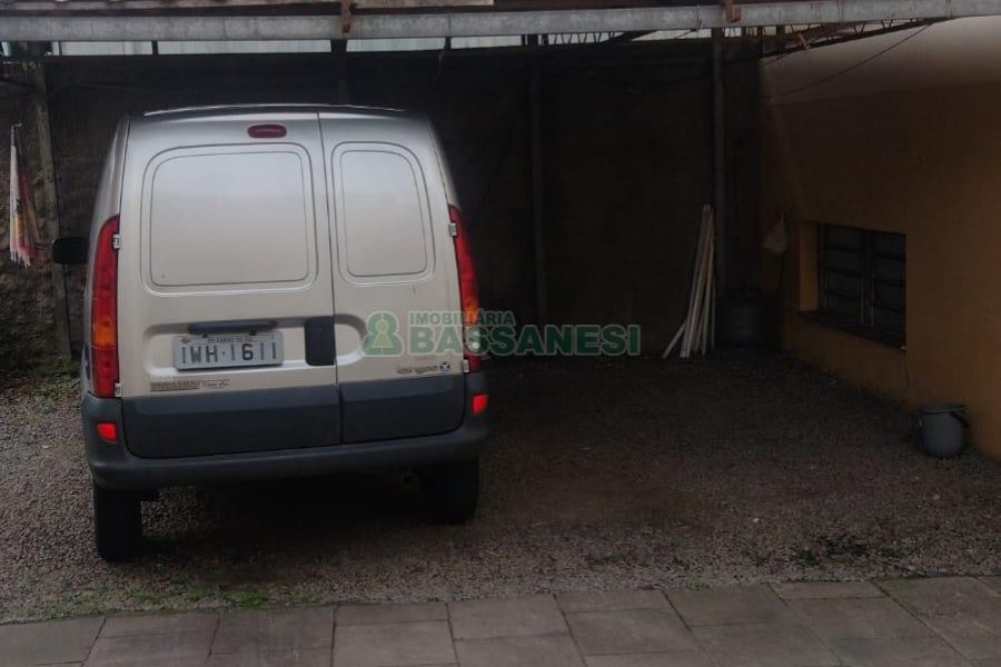 Casa com 297m², 4 dormitórios, 2 vagas, no bairro Medianeira em Caxias do Sul para Comprar