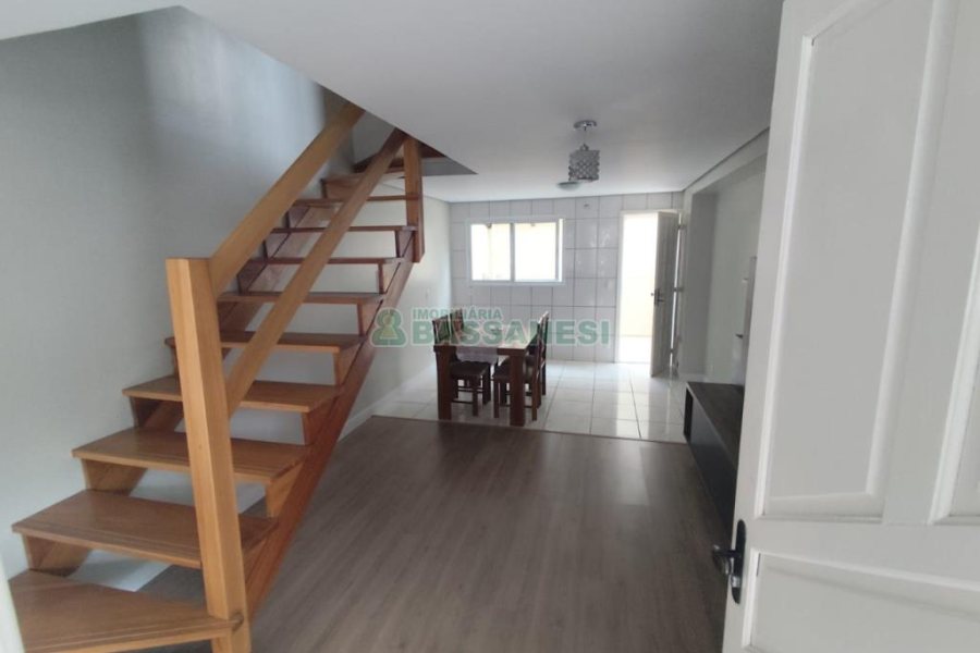 Sobrado com 62m², 2 dormitórios, 1 vaga, no bairro São Luiz em Caxias do Sul para Comprar