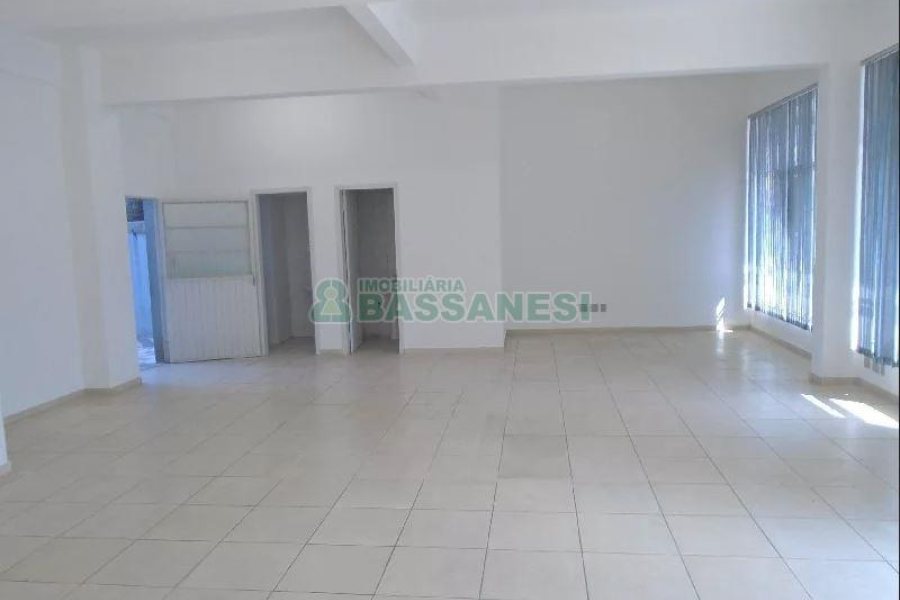 Loja com 82m², no bairro Exposição em Caxias do Sul para Comprar