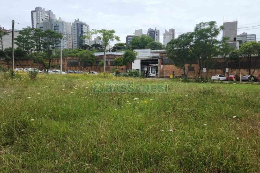Terreno com 5000m², no bairro Exposição em Caxias do Sul para Comprar