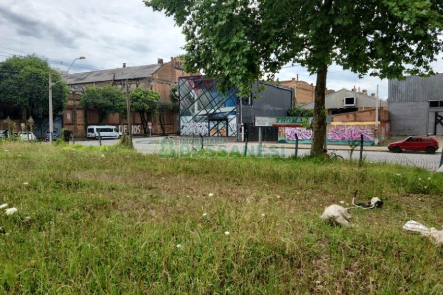 Terreno com 5000m², no bairro Exposição em Caxias do Sul para Comprar