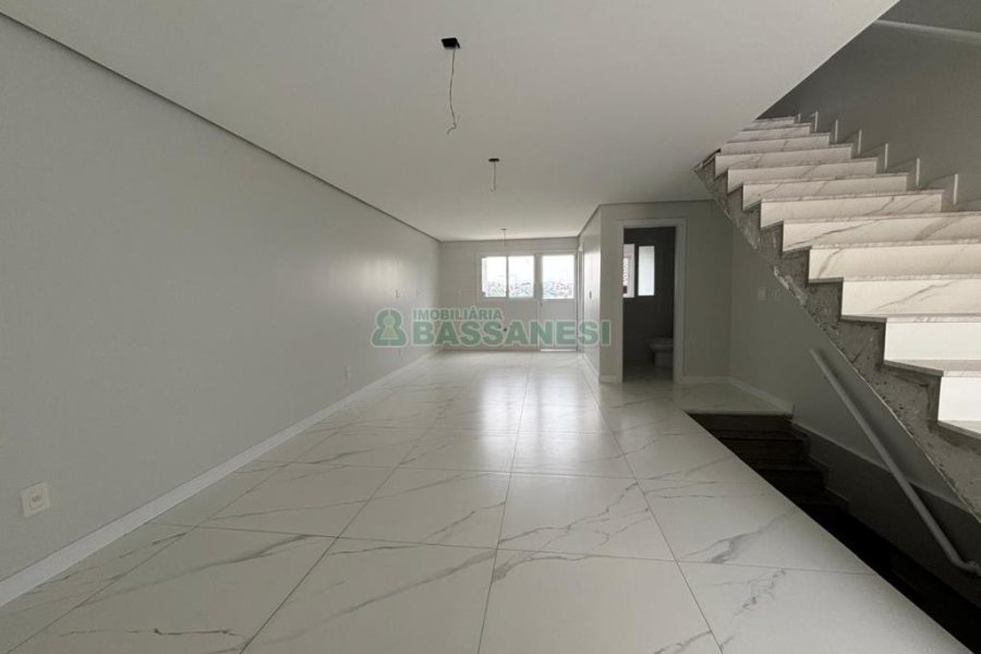 Casa com 110m², 2 dormitórios, 2 vagas, no bairro Esplanada em Caxias do Sul para Comprar