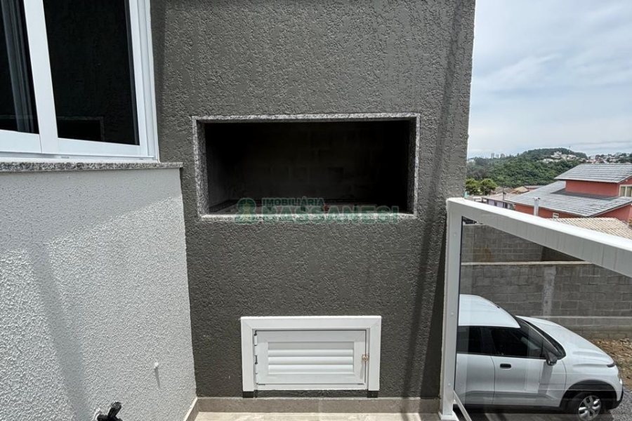 Casa com 110m², 2 dormitórios, 2 vagas, no bairro Esplanada em Caxias do Sul para Comprar