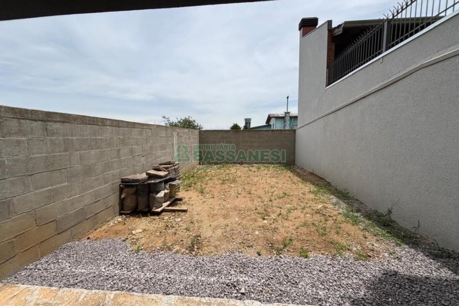 Casa com 110m², 2 dormitórios, 2 vagas, no bairro Esplanada em Caxias do Sul para Comprar